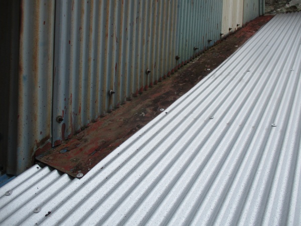 既存波板外壁との取り合いの納まりです