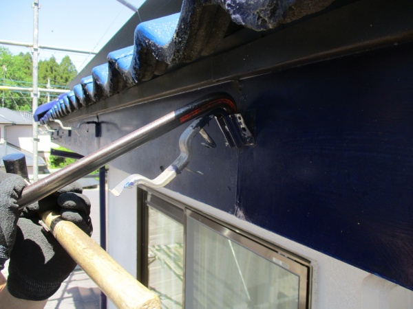軒樋金具の撤去中です