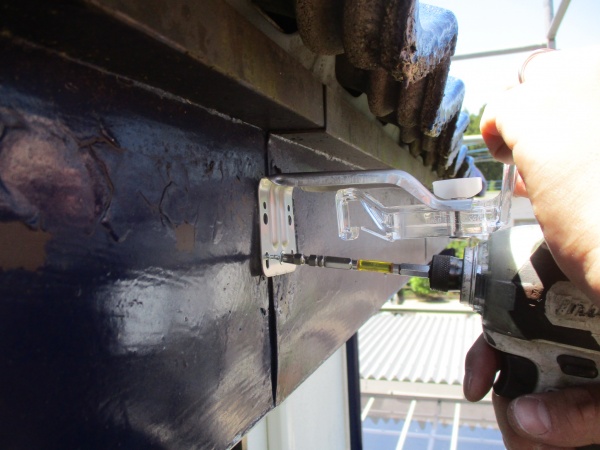 新規の軒樋金具を取り付けました