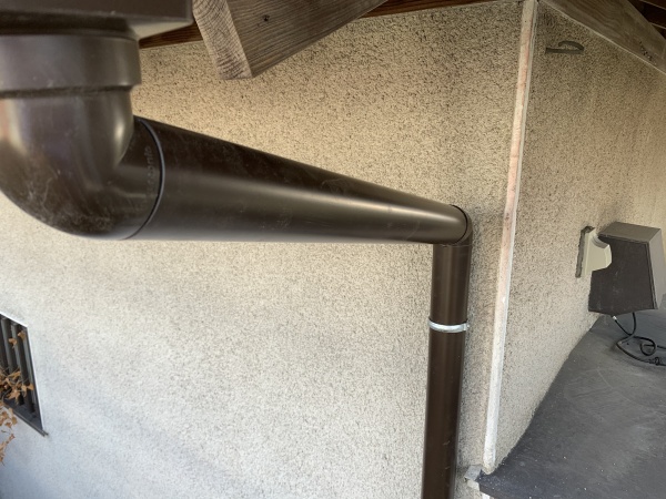 集水器と竪樋を繋ぎました