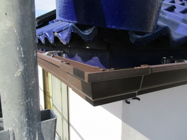 軒樋を９０度に繫ぎました