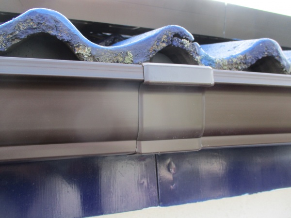 軒樋同士を突き合わせで繋ぎました