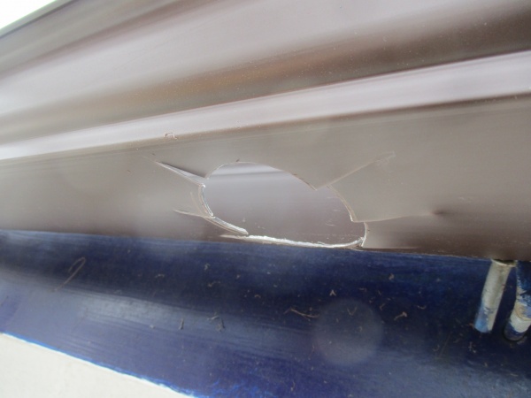 排水穴に切り込みを入れました