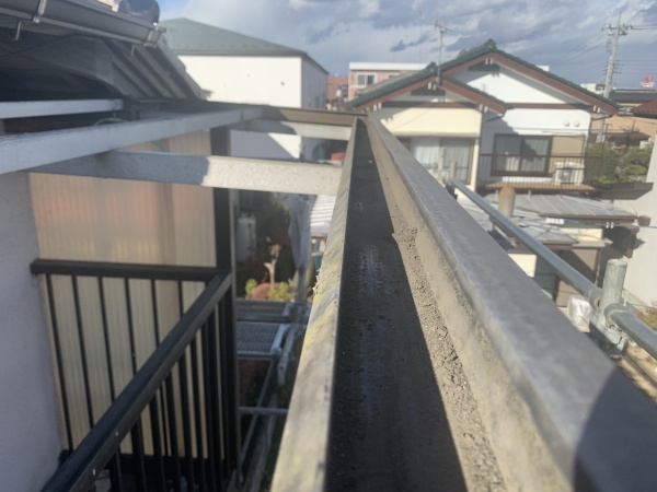 波板雨樋を清掃しました