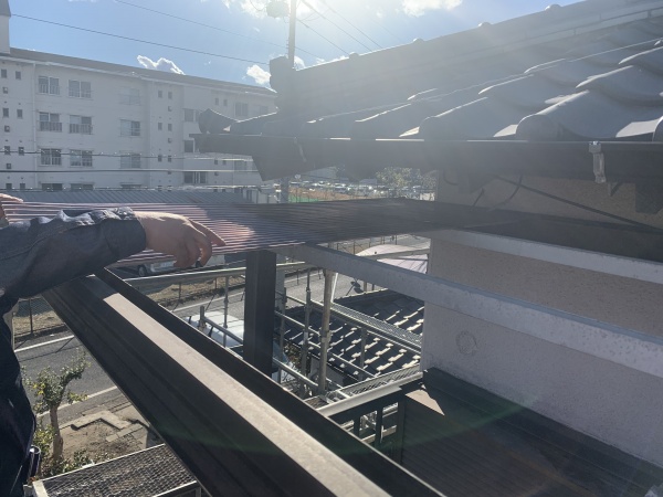 波板の取り付け中です