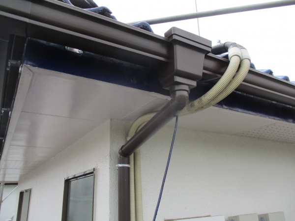 竪樋と集水器を繋ぎました