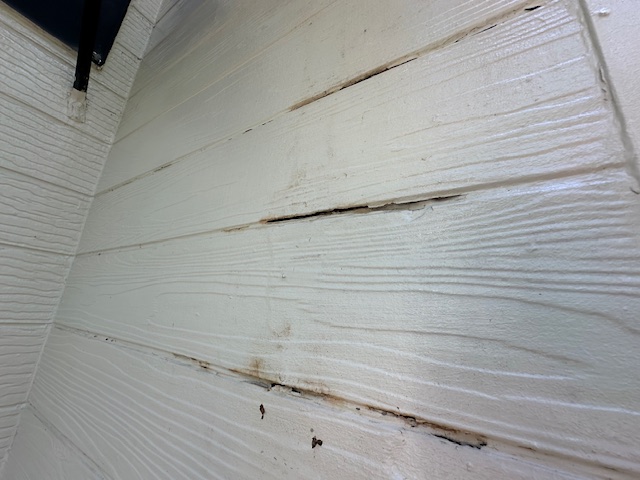 サイディングの継ぎ目周辺の変色と劣化