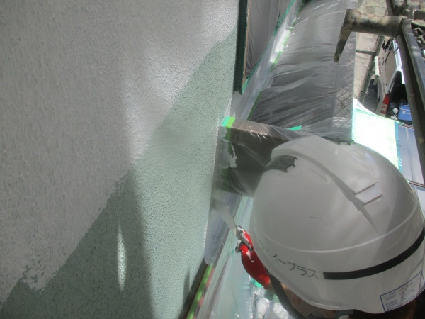 出窓の下場を刷毛で塗装中です