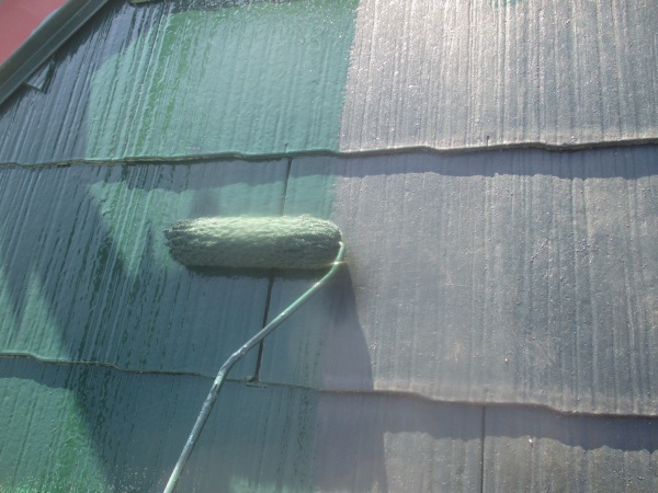 屋根のローラー塗装中です