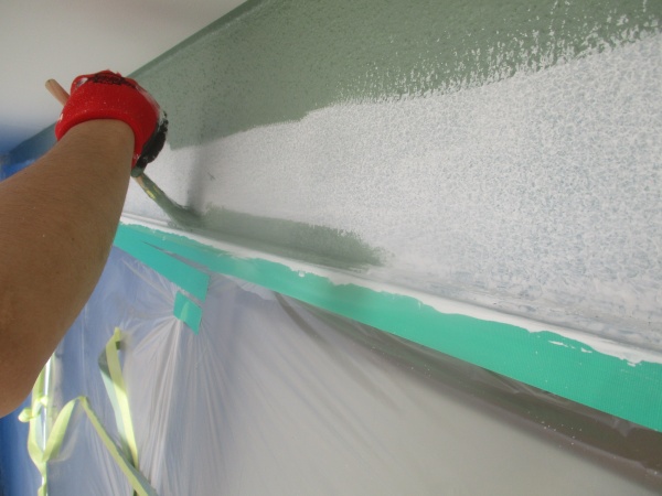 外壁の刷毛塗装中です