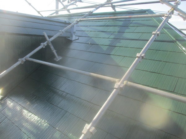 コロニアル屋根の中塗りが終了しました