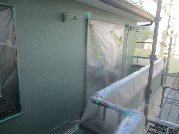 外壁塗装の中塗りが終了しました