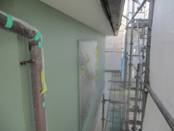 外壁上塗りの軒天との取り合いを刷毛塗装しました