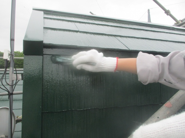軒先水切りの上塗り刷毛塗装中です