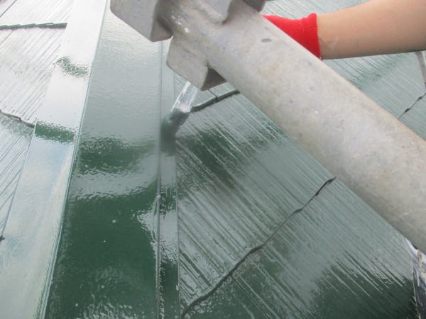 棟板金の上塗り刷毛塗装中です