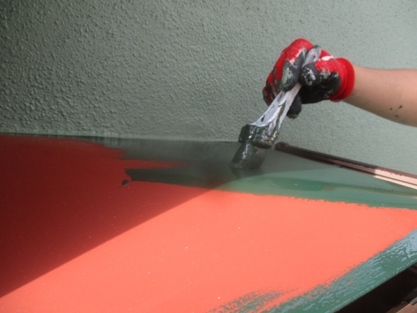 板金屋根の中塗り塗装中です