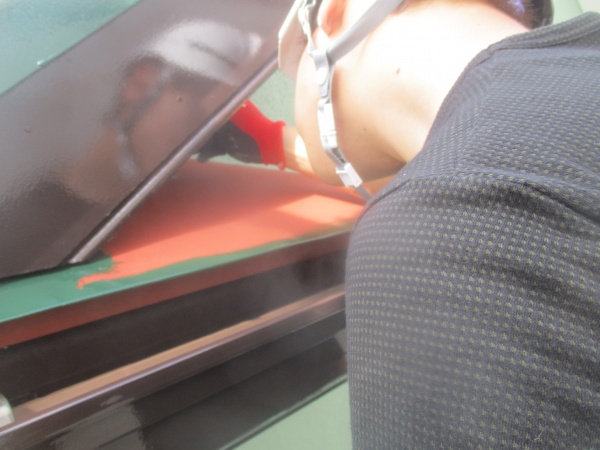 板金屋根の刷毛見切り塗装中です