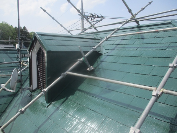 南面のコロニアル屋根の上塗りが終了しました