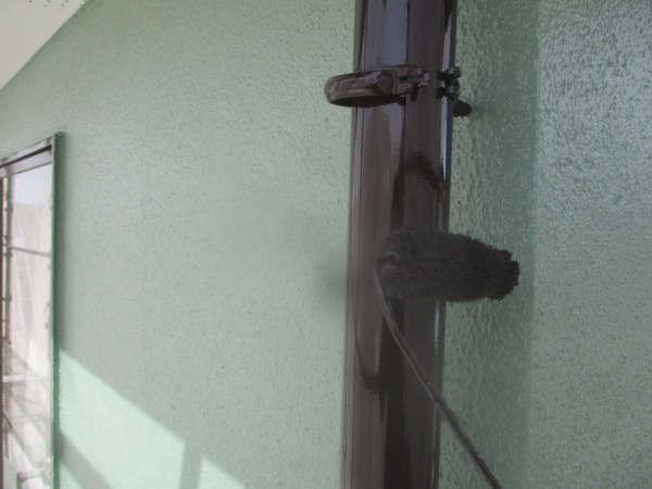 竪樋の上塗り中です