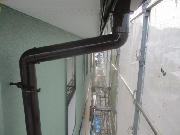 竪樋の上塗りが終了しました