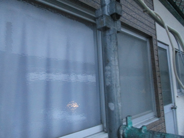 窓枠周りが収まりました