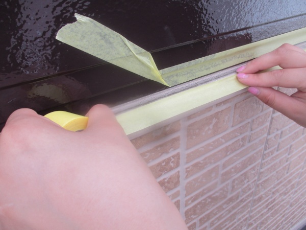 シーリング用の養生中です