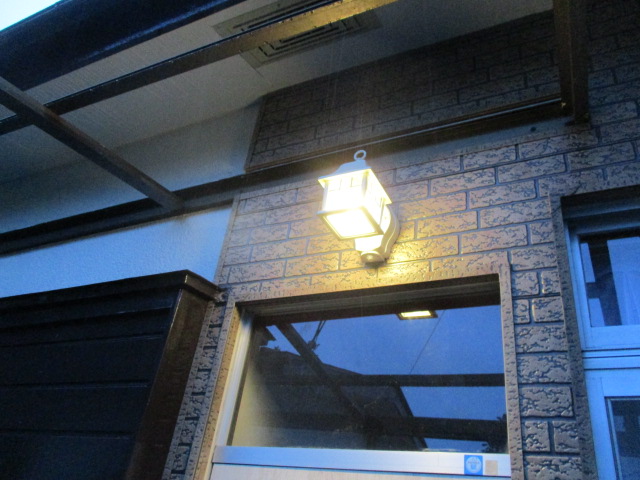 玄関灯を取りつけました