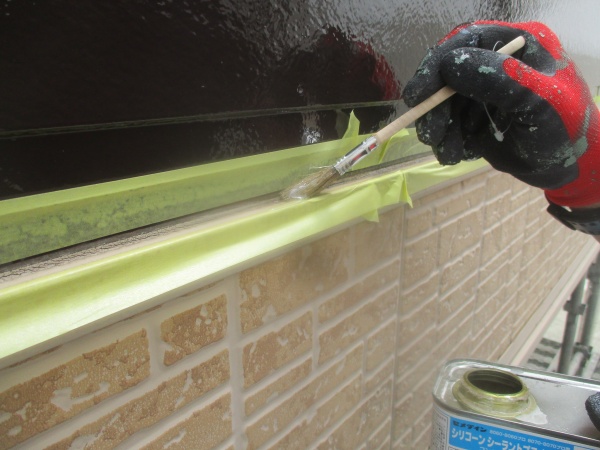 プライマーの塗布中です