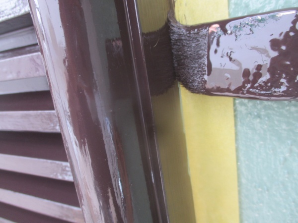 戸袋枠の補修中です