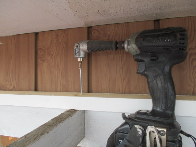 L字ドリルで桟木を留めました