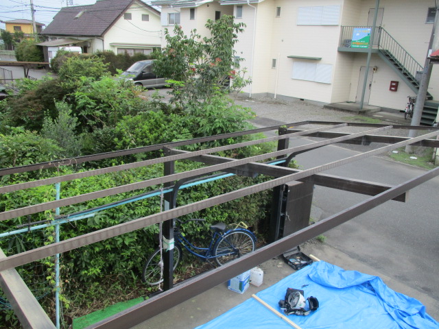 既存の波板を撤去しました