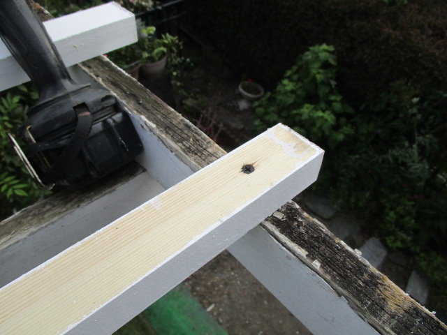 ２階のテラスの桟木を取り付けました