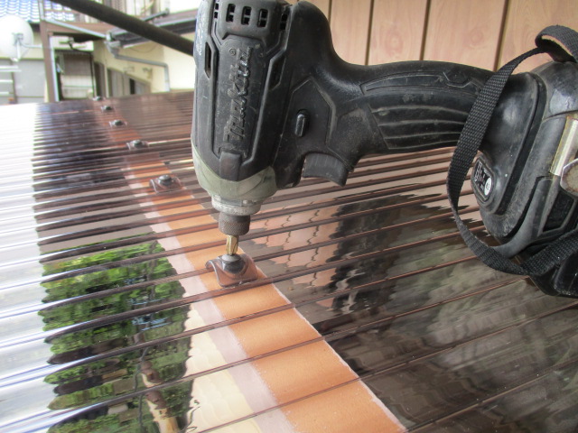 ２階テラスの波板の施工中です