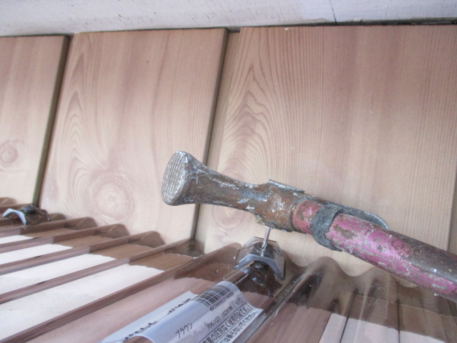 釘うちで収めました