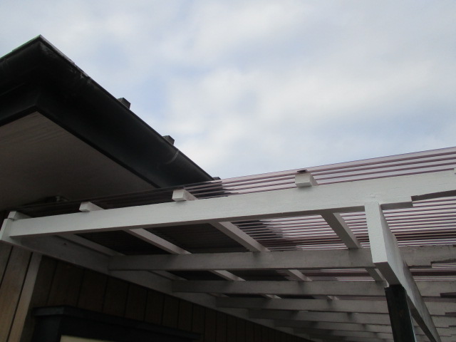 テラスの木製部分を塗装しました