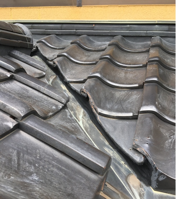 下屋根の漆喰詰め増しが終了しました