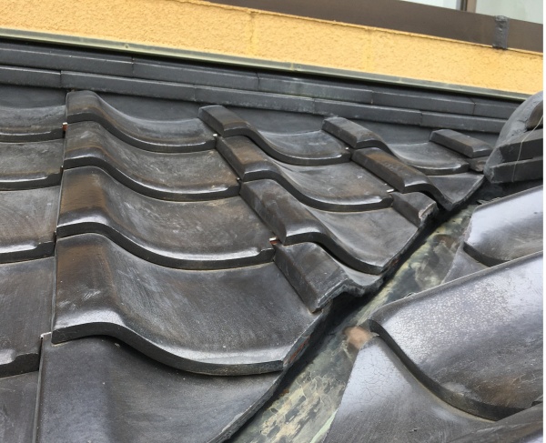 下屋根の漆喰詰め増しが終了しました