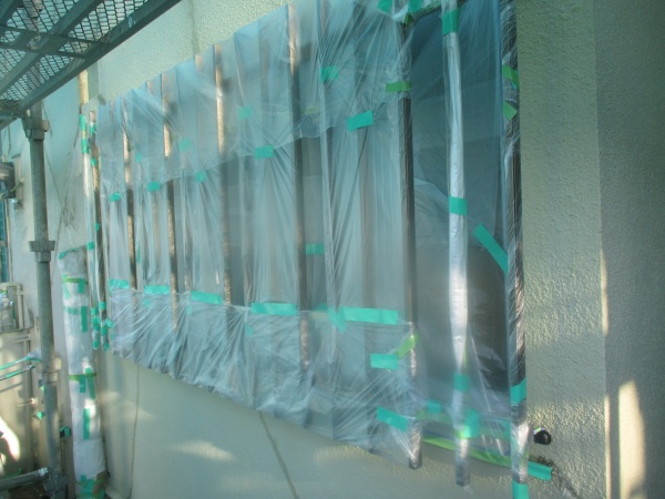 窓周りの養生が終了しました