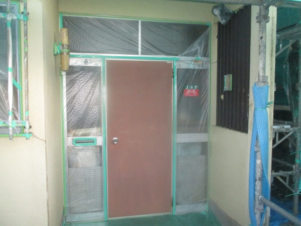 玄関周りの養生終了です