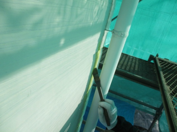 シーリング用のプライマーを塗布中です