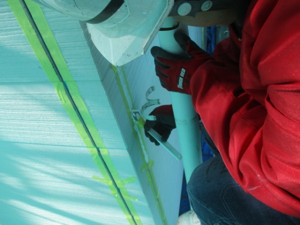 樋裏のシーリング中です