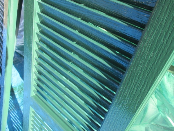 ルーバーの中塗りが終了しました