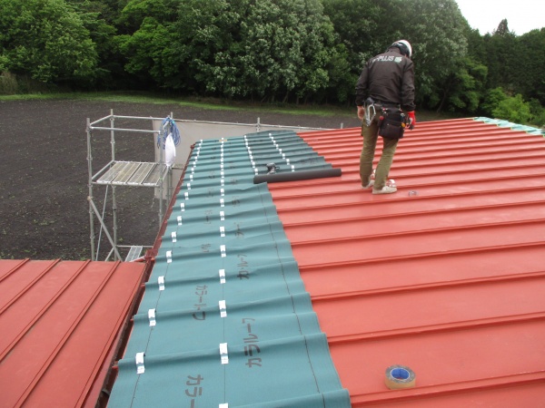 ルーフィングの貼り付けが始まりました