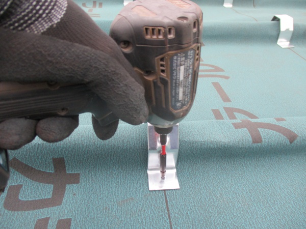 タイトフレームの取り付け中です