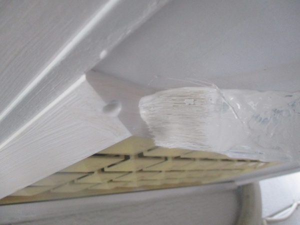 排気口の刷毛中塗り塗装中です