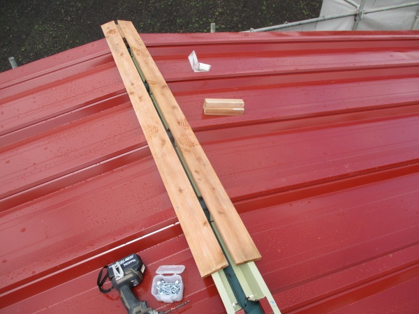 貫き板を取り付け中です