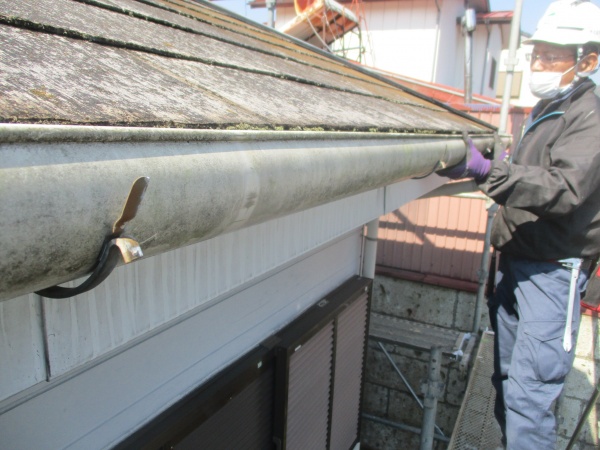 軒樋の撤去中です