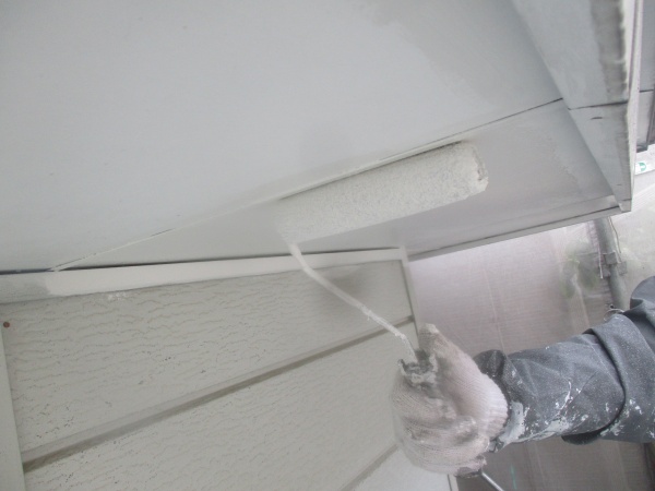 軒天の1回目ローラー塗装中です