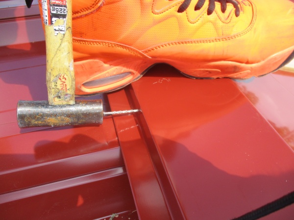 棟板金の固定中です