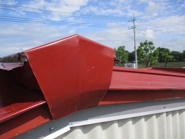 棟板金のケラバ側の納めです